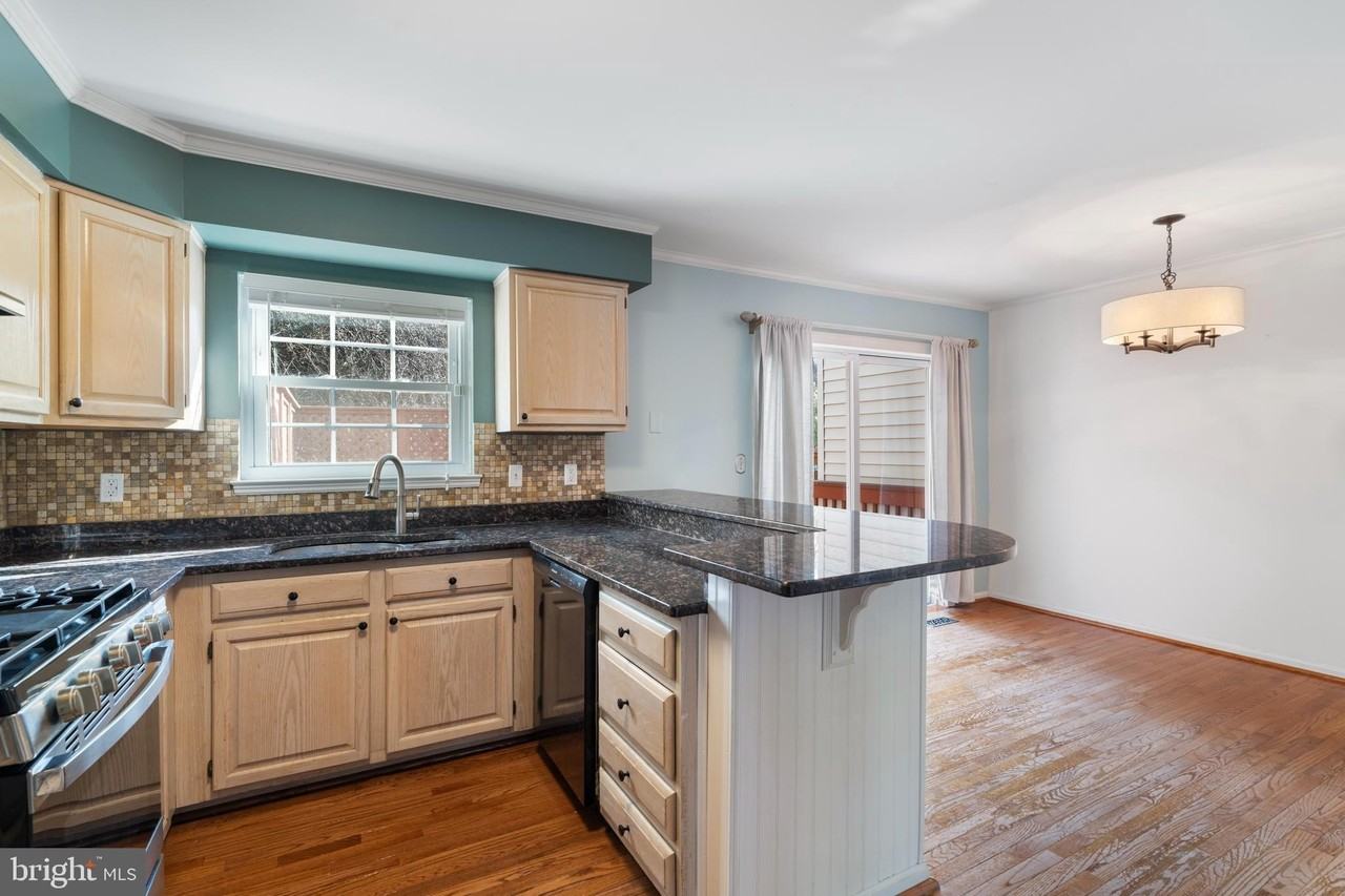 1205 Farley Ct N - Photo 7 of 36