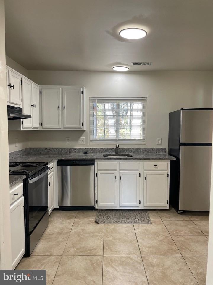 3425 Elenoir Ct - Photo 3 of 12