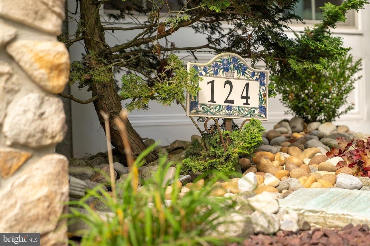 124 Ridgway Dr - Photo 2 of 24