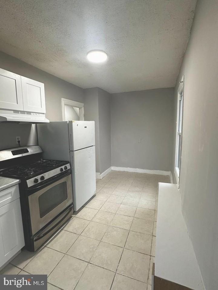 102 Spring St - Photo 4 of 20