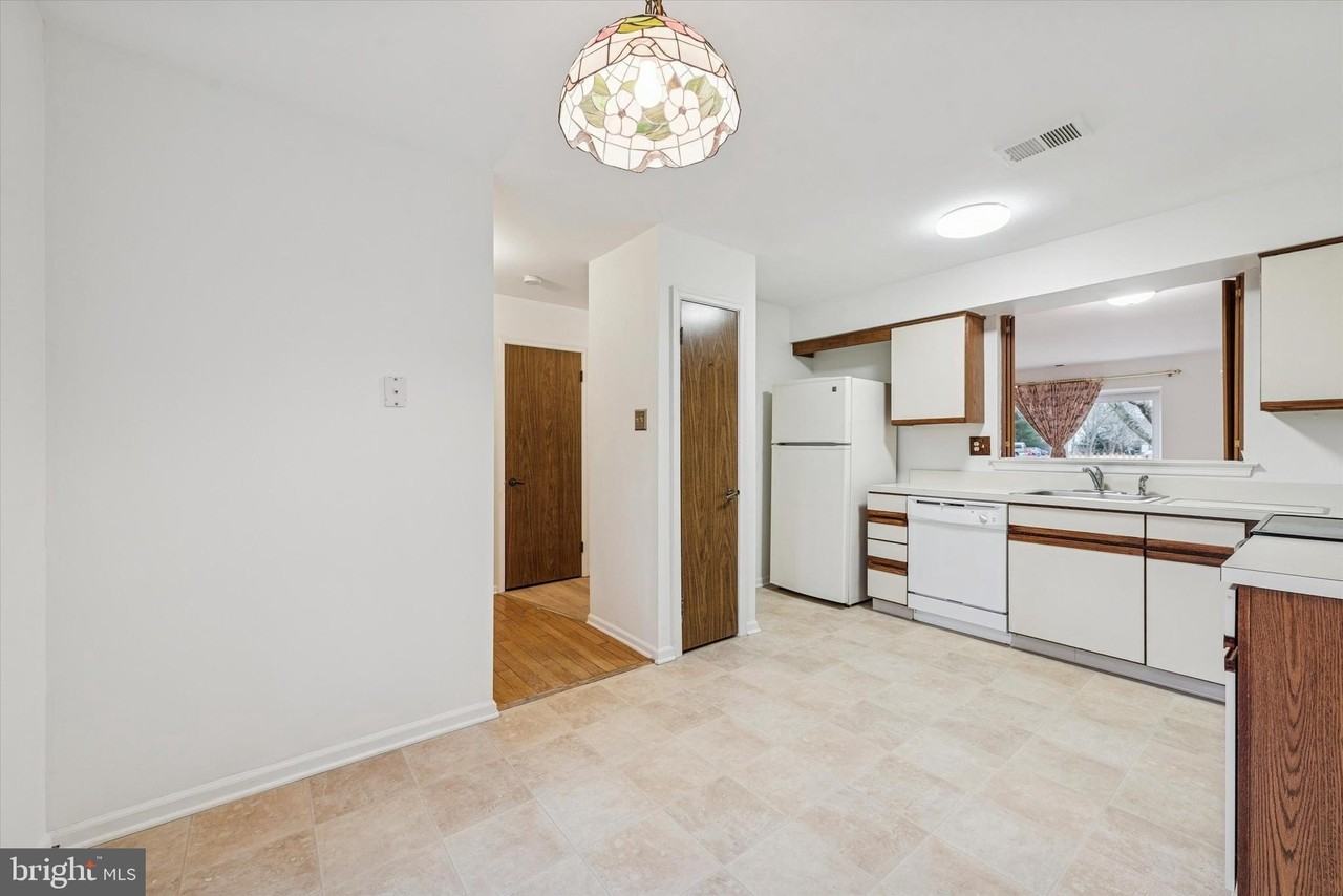 120 Caernarvon Ct - Photo 4 of 15