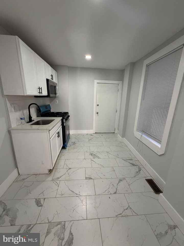 1924 N Taylor St - Photo 2 of 8