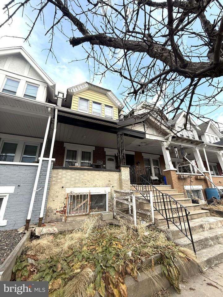 5815 Catharine St Apt B - Photo 2 of 14