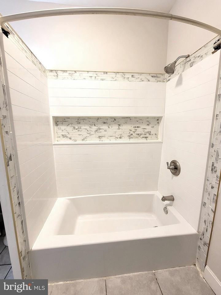 5815 Catharine St Apt B - Photo 7 of 14