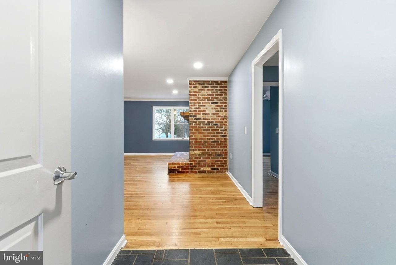 122 Stuart Dr - Photo 2 of 13