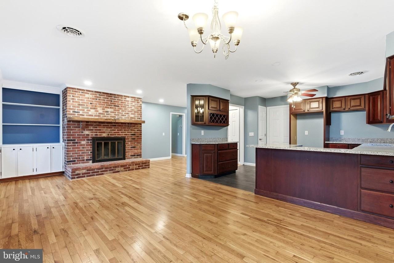 122 Stuart Dr - Photo 3 of 13