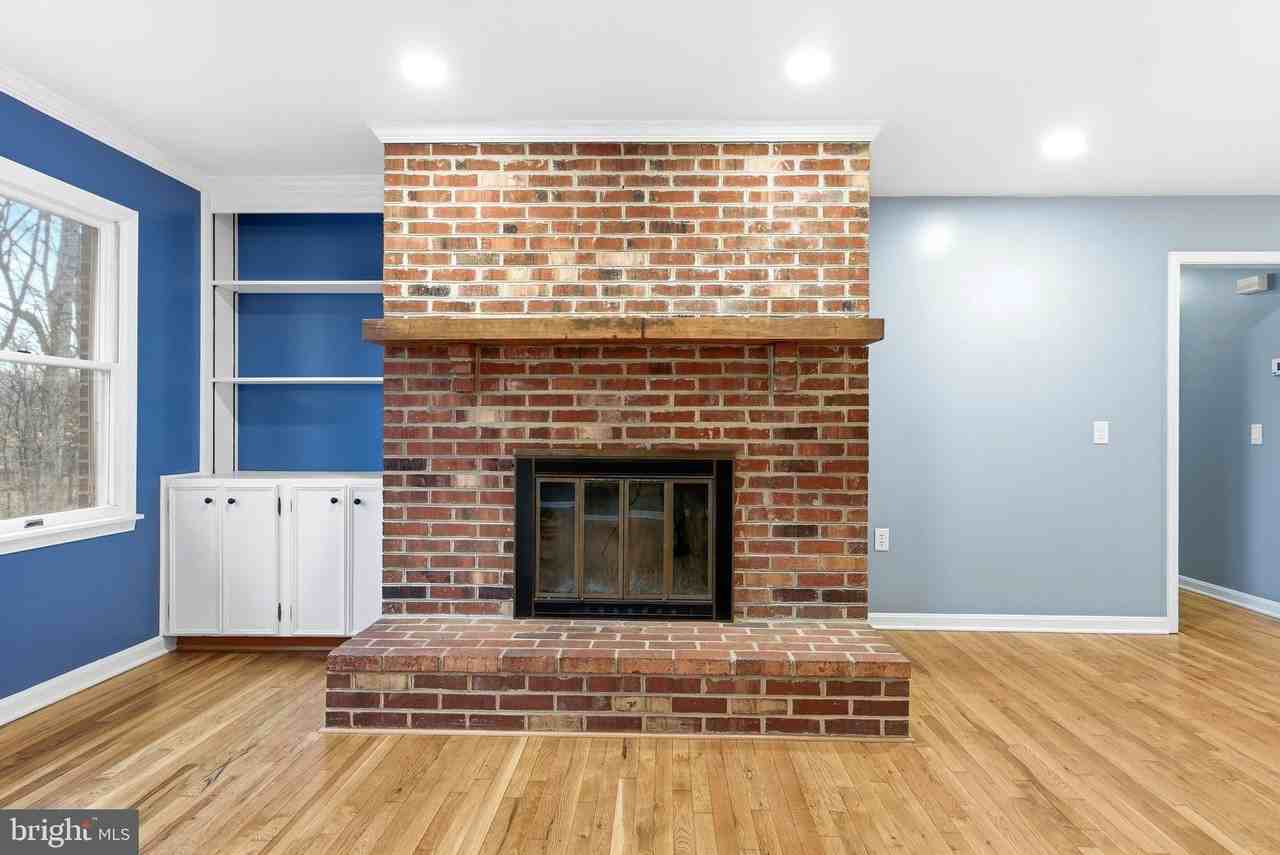 122 Stuart Dr - Photo 4 of 13