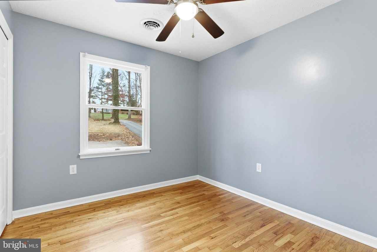 122 Stuart Dr - Photo 5 of 13