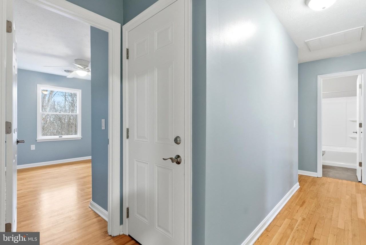 122 Stuart Dr - Photo 6 of 13