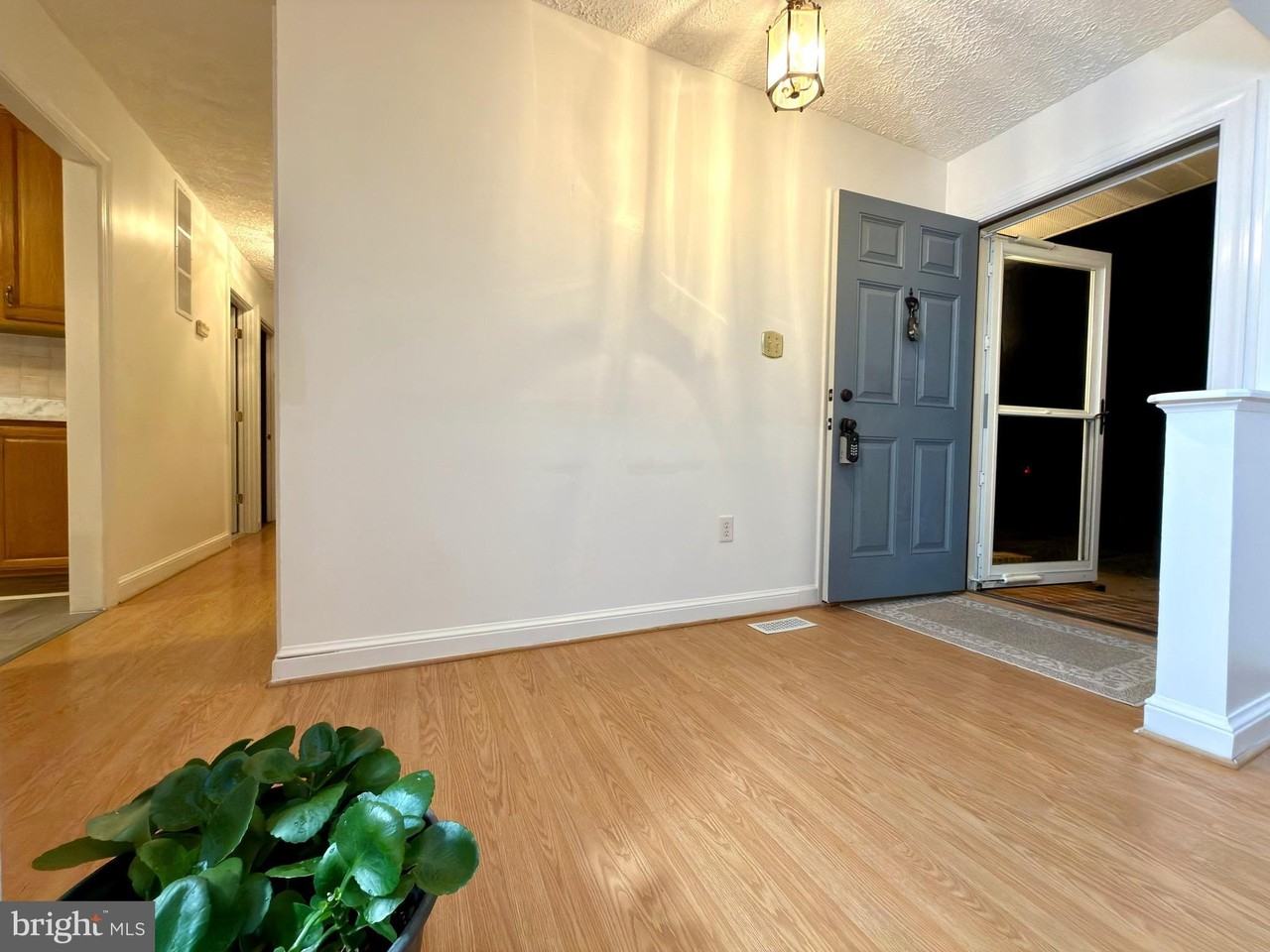 905 W Poplar Rd - Photo 2 of 50