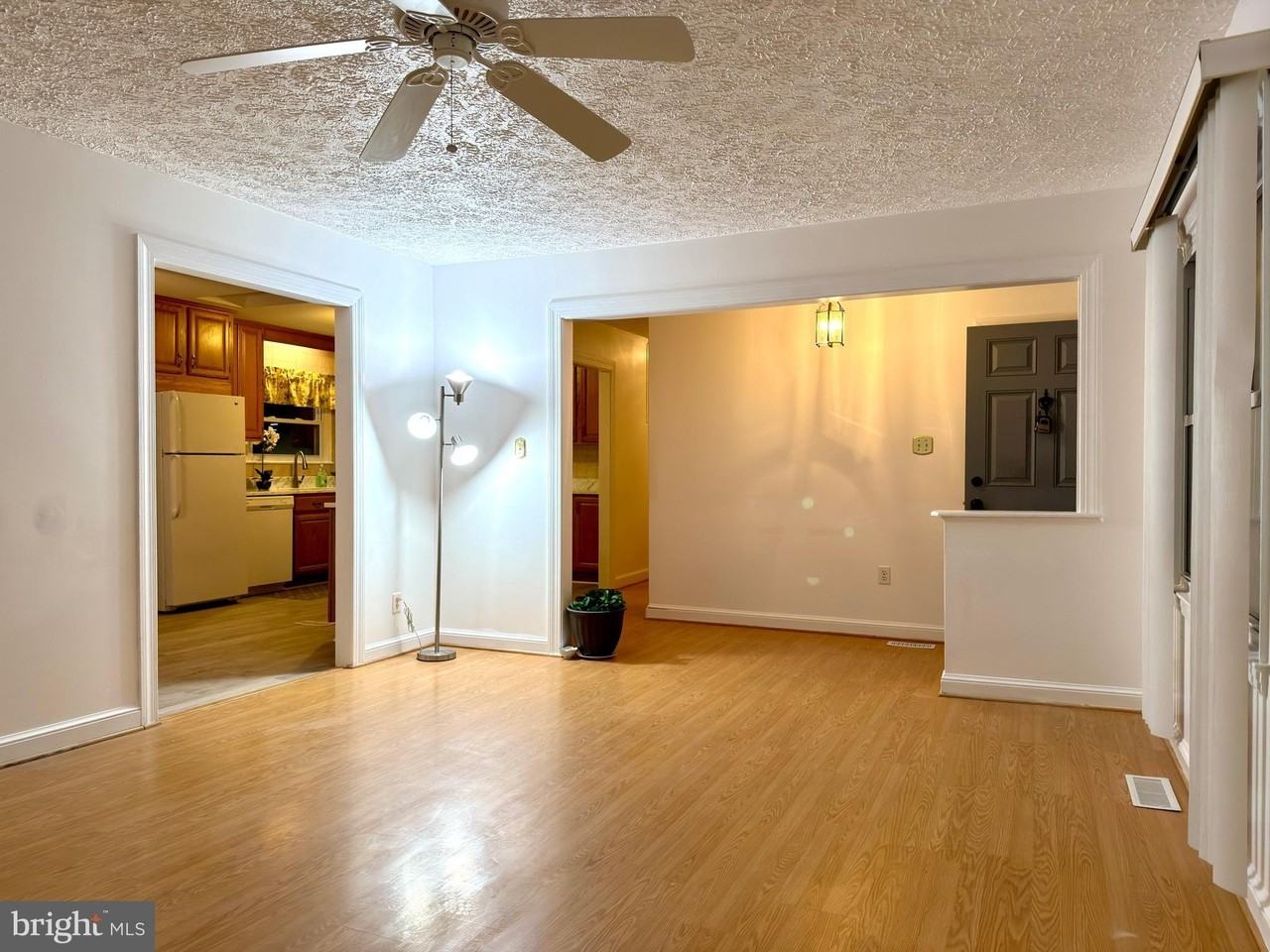 905 W Poplar Rd - Photo 6 of 50