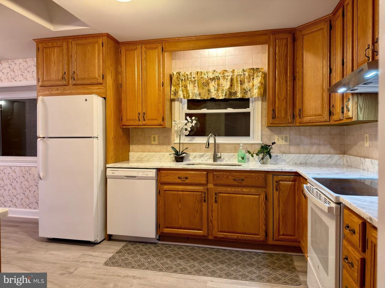 905 W Poplar Rd - Photo 7 of 50