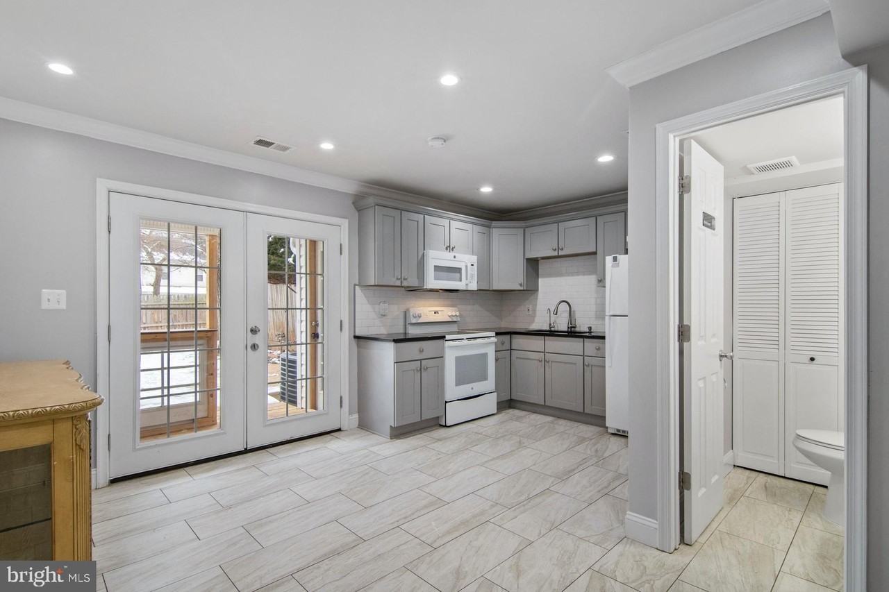 9838 Town Ln - Photo 5 of 17