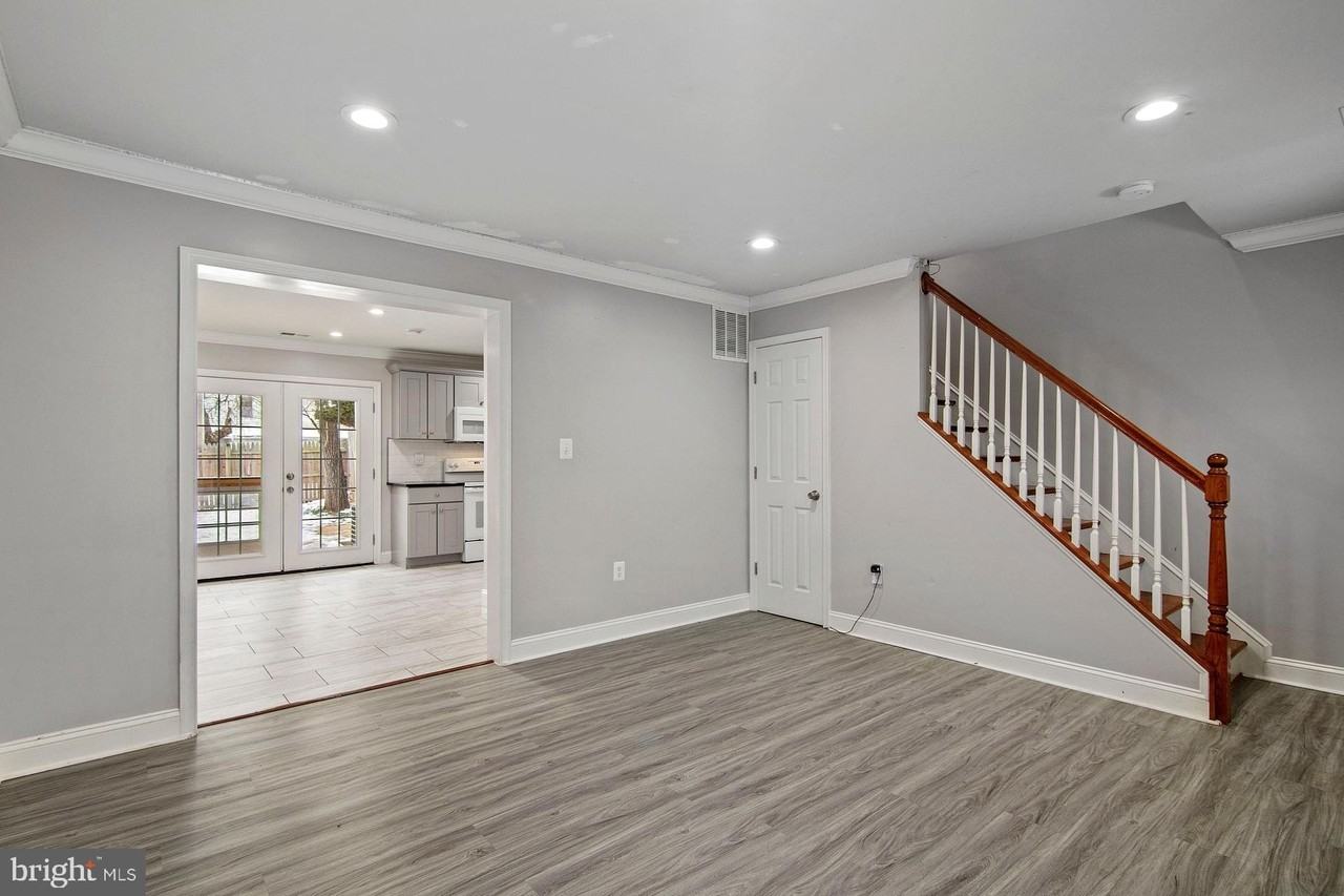 9838 Town Ln - Photo 7 of 17