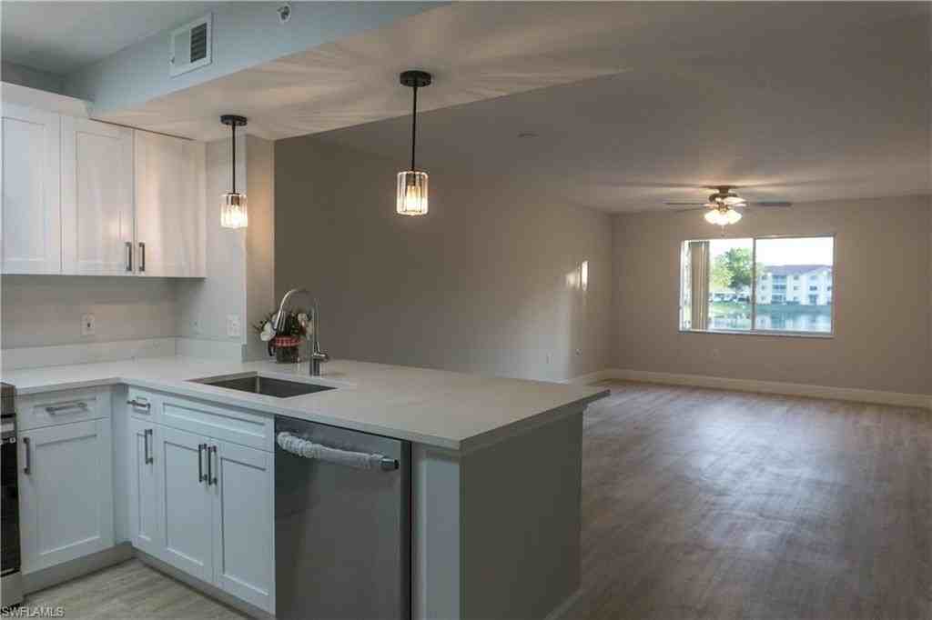 8234 Key Royal Cir Apt 523 #523 - Photo 4 of 20