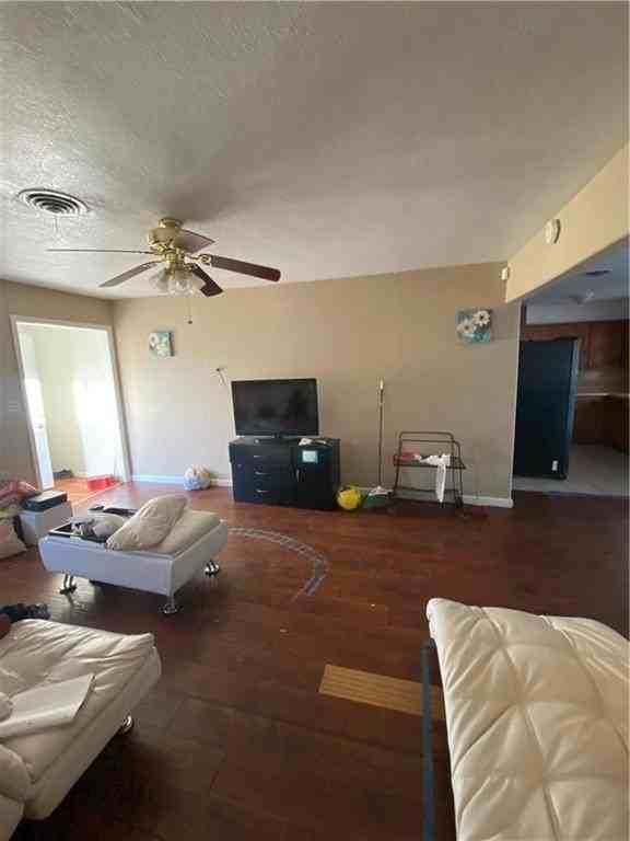 2733 Sw 56th St - Photo 4 of 14