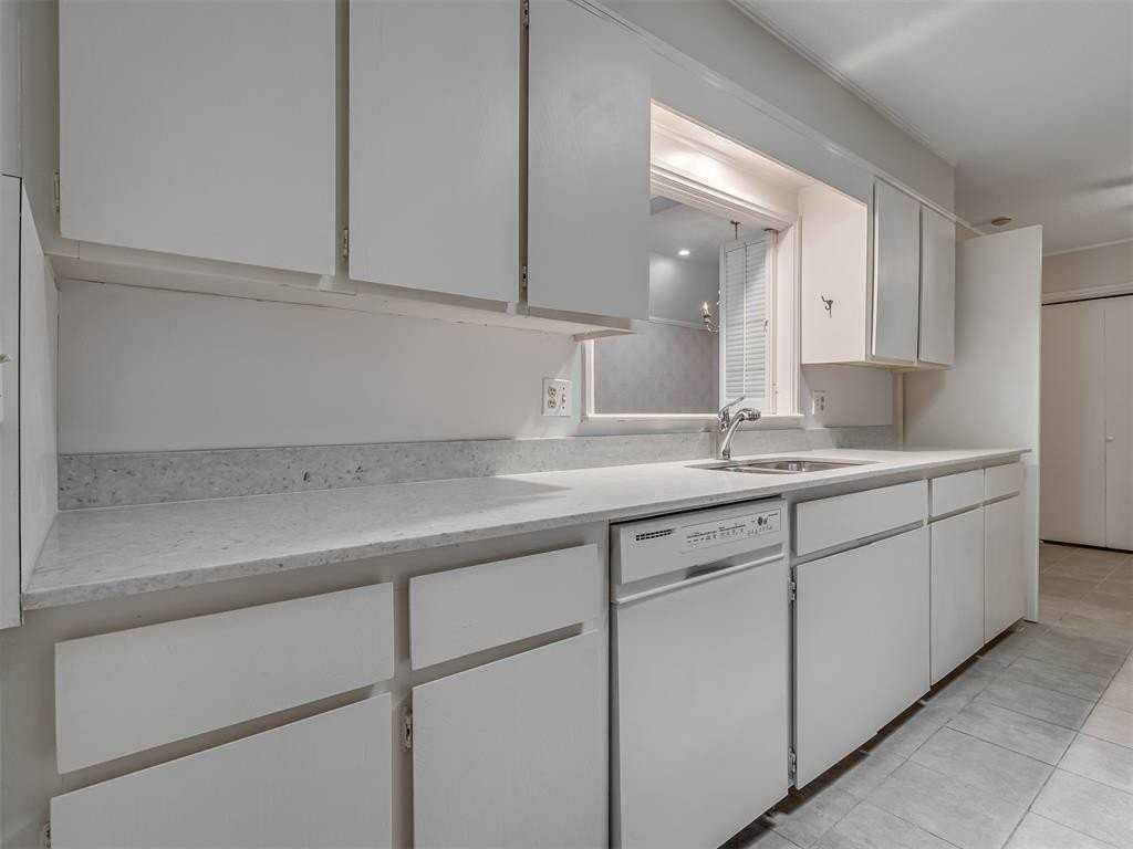 2530 Nw 62nd St - Photo 4 of 26