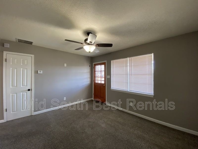 3923 Oakshire St - Photo 3 of 15