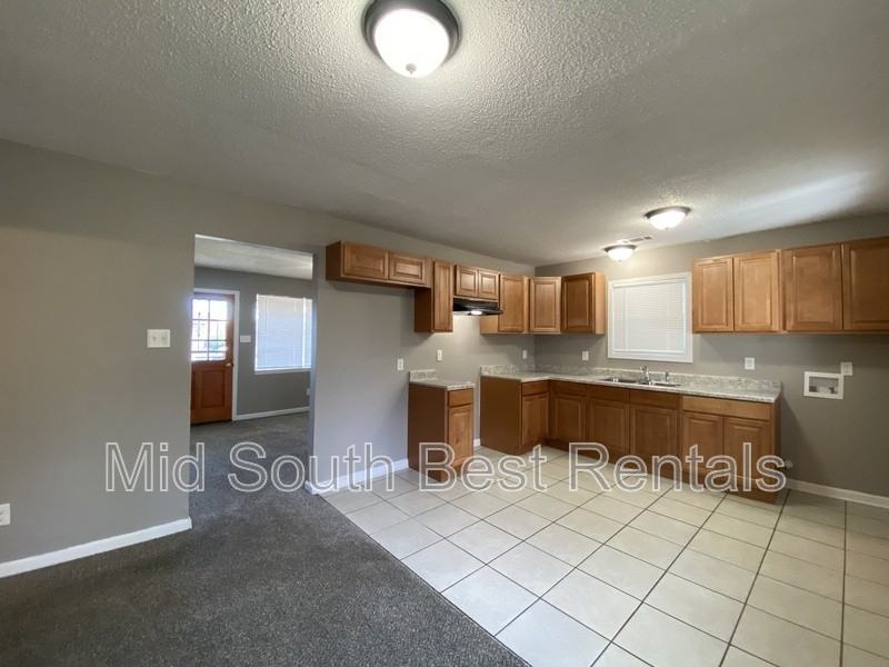 3923 Oakshire St - Photo 4 of 15