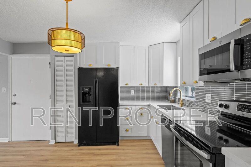 317 E Amelia St #4 - Photo 5 of 21