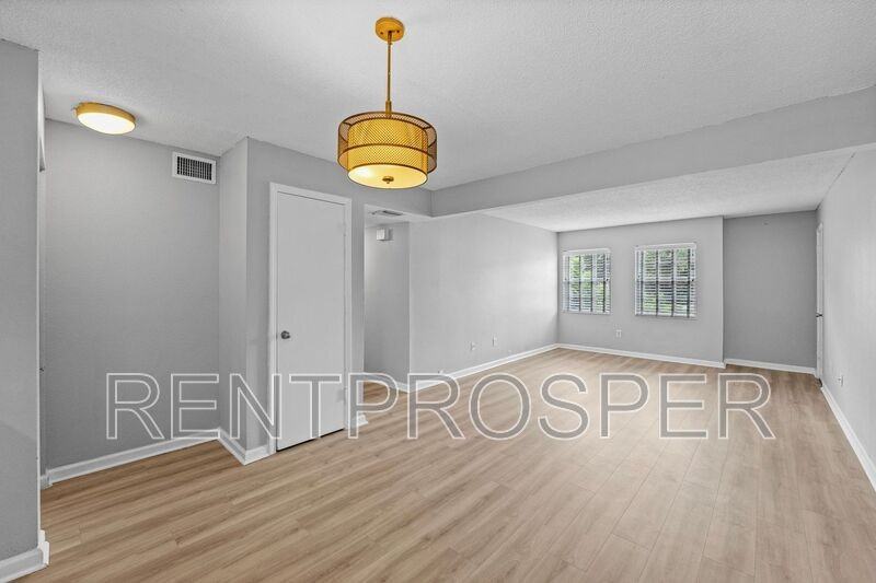 317 E Amelia St #4 - Photo 6 of 21