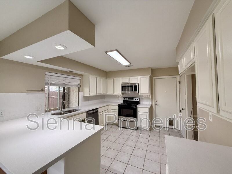 9510 Newberry Dr - Photo 4 of 21