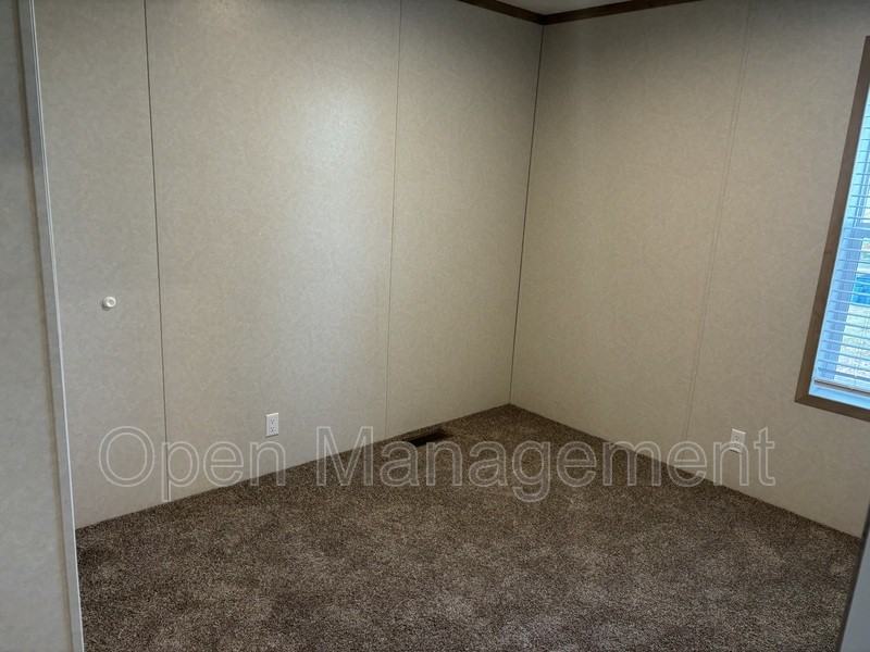 16 English Village Park - Photo 4 of 8