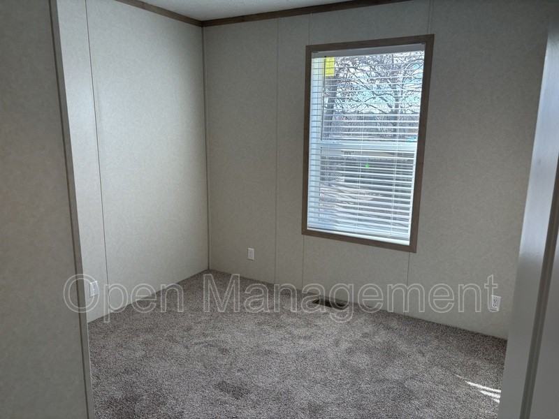 16 English Village Park - Photo 5 of 8