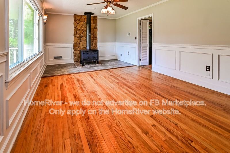 1103 Eastmont Dr - Photo 3 of 20