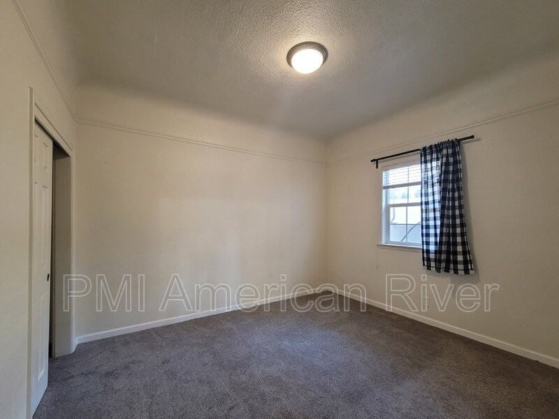 2525 J St #A - Photo 4 of 12