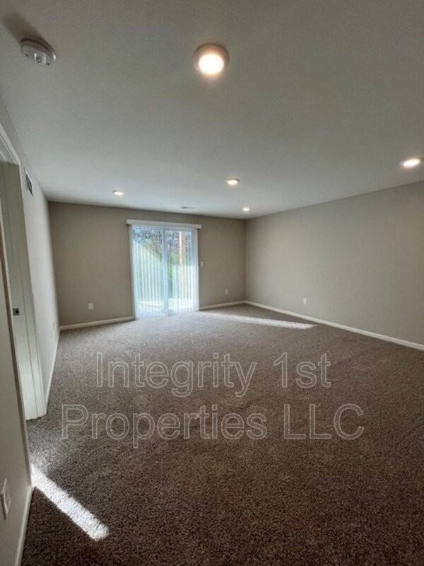 6339 Ne 44th St - Photo 3 of 9