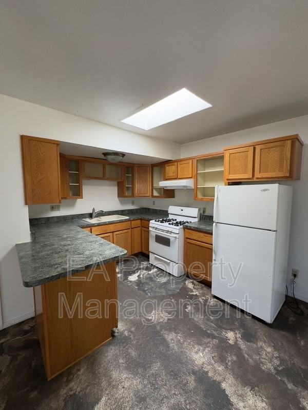 1367 Young Ave Sw #A - Photo 3 of 9