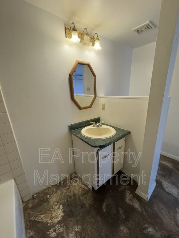 1367 Young Ave Sw #A - Photo 6 of 9