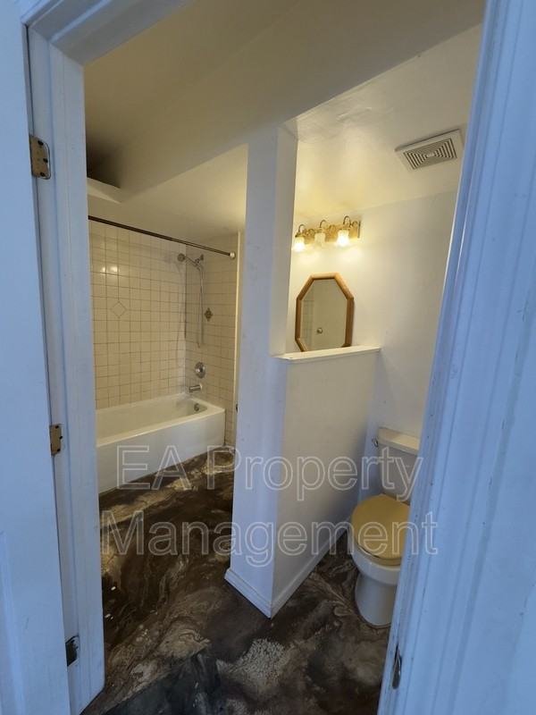 1367 Young Ave Sw #A - Photo 7 of 9