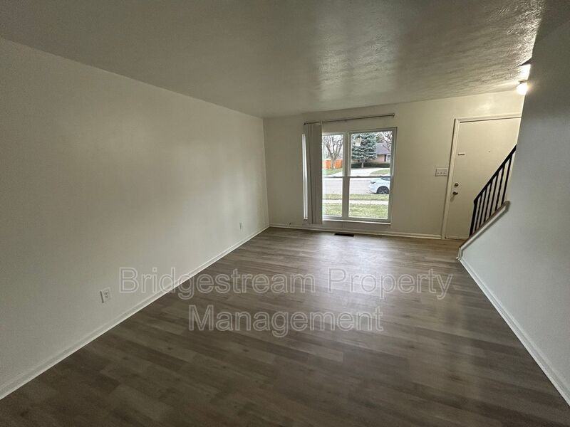 953 Taylorsview Dr - Photo 2 of 10