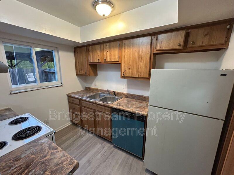 953 Taylorsview Dr - Photo 3 of 10