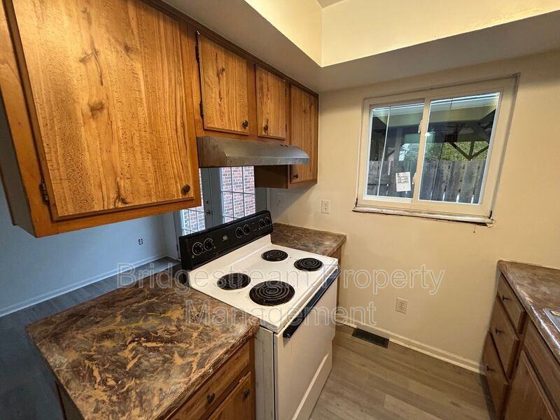 953 Taylorsview Dr - Photo 4 of 10