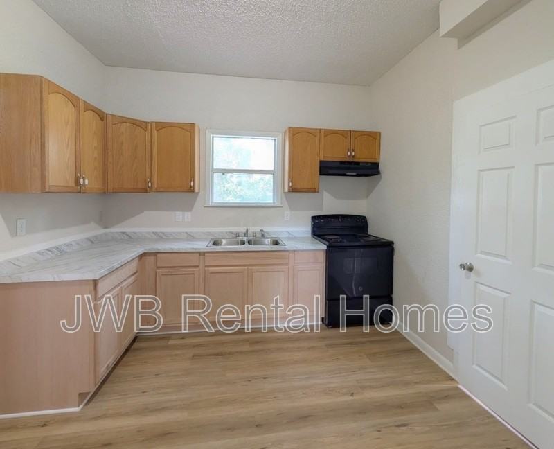 853 Detroit St - Photo 4 of 16