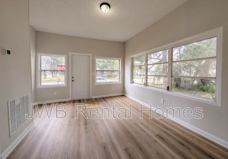 853 Detroit St - Photo 5 of 16