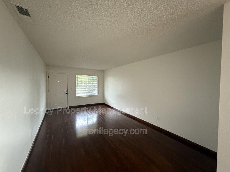 2084 Quincy Ave - Photo 4 of 16