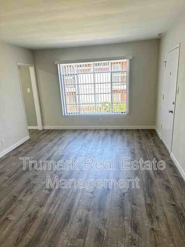 215 W Acacia Ave #6 - Photo 4 of 12