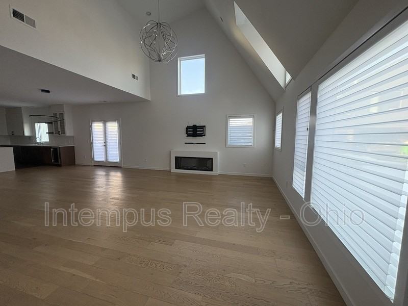 2430 Richmond Rd #5 - Photo 7 of 33