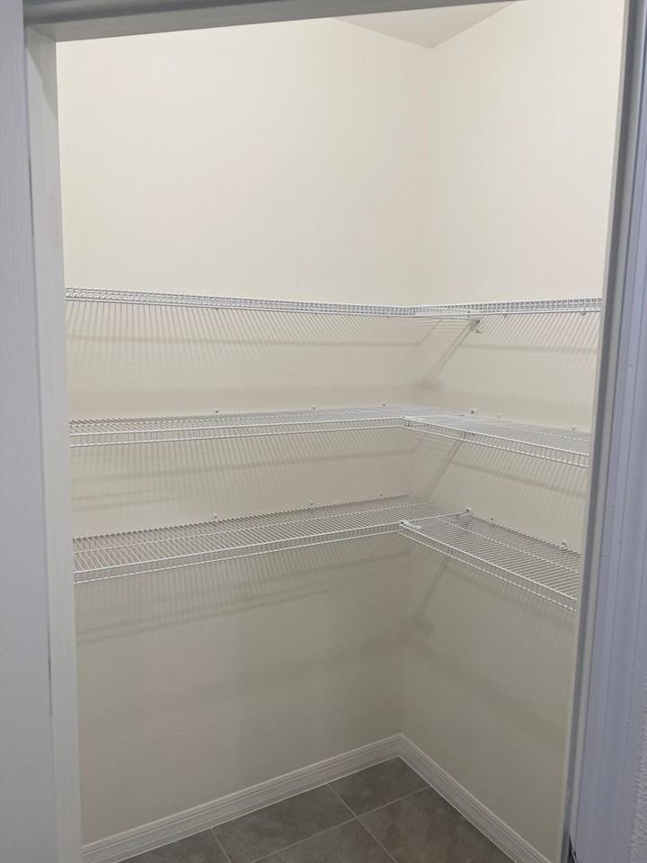 709 Versailles Ln - Photo 7 of 28