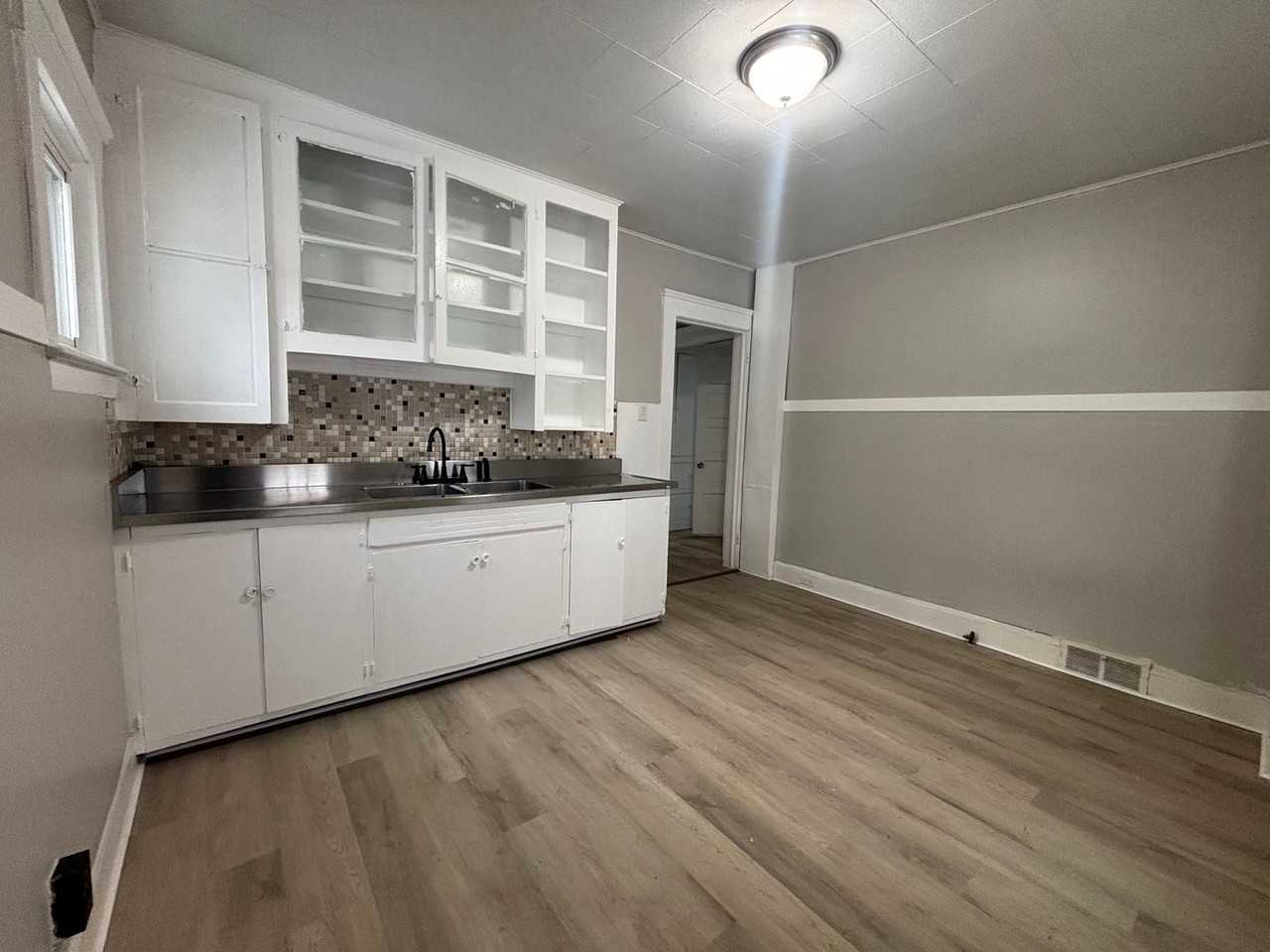 3543 W 50th St - Photo 2 of 9