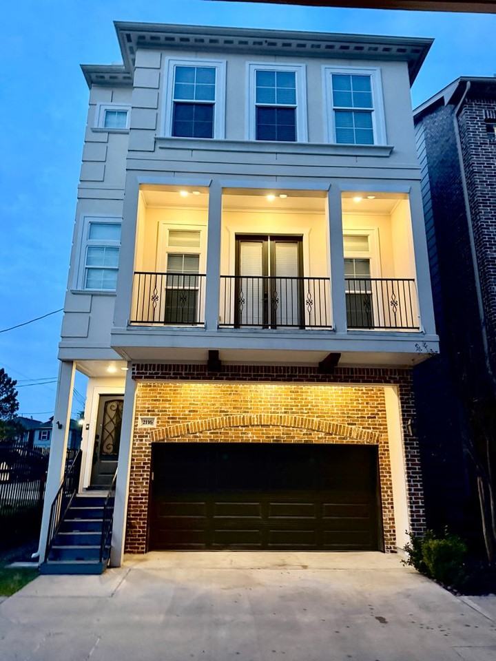 2116 Couch St - Photo 2 of 39