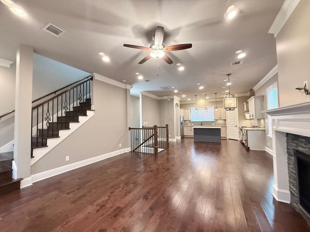 2116 Couch St - Photo 6 of 39