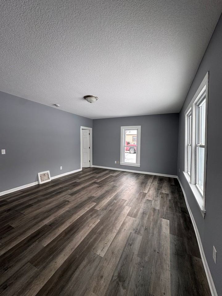 523 Tyler St - Photo 4 of 42