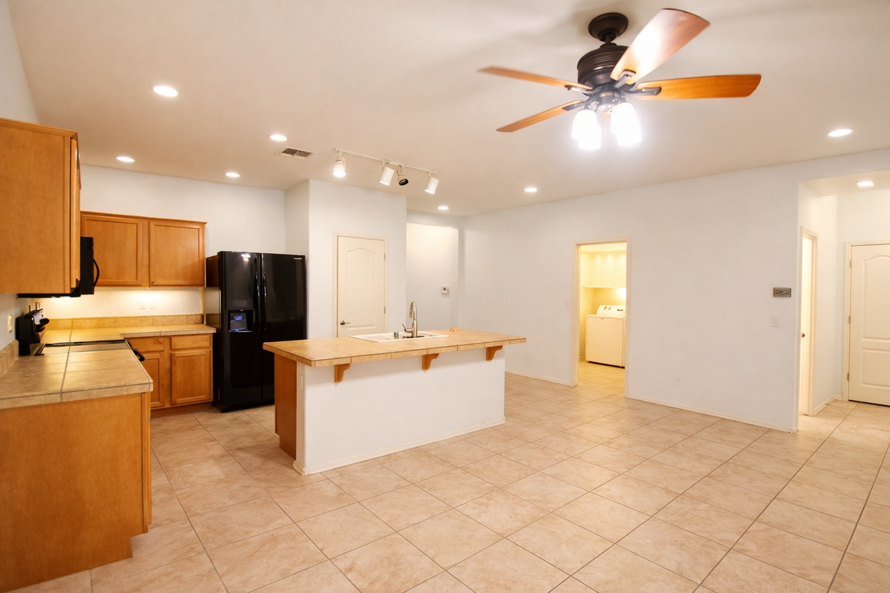 3514 S 81st Dr - Photo 5 of 8