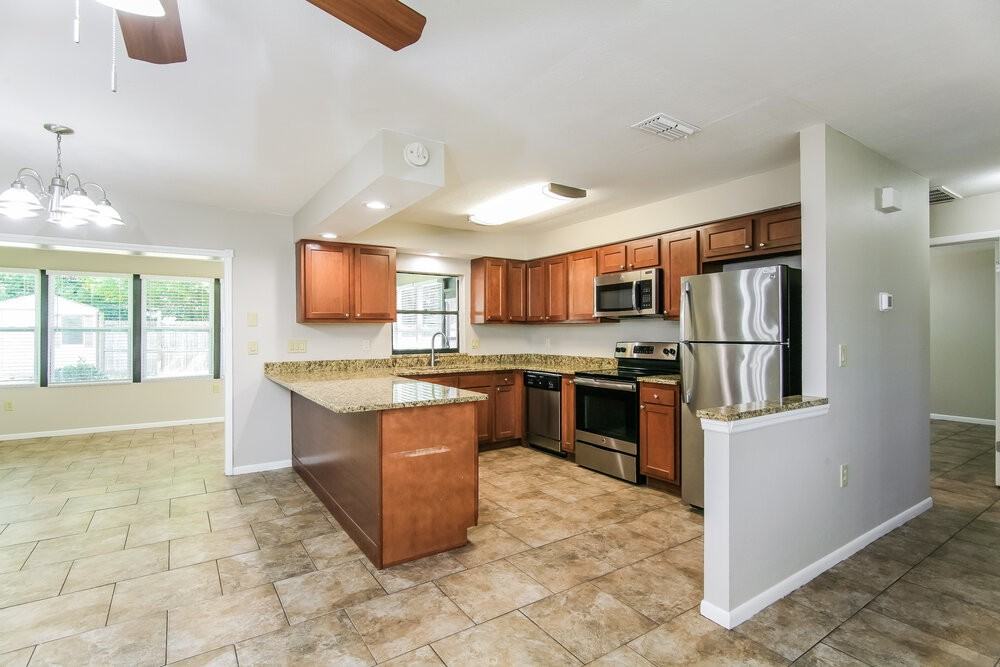 5286 Enfield Ave - Photo 7 of 16