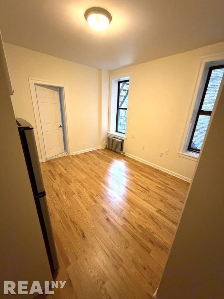 W 72nd St #2A - Photo 2 of 4